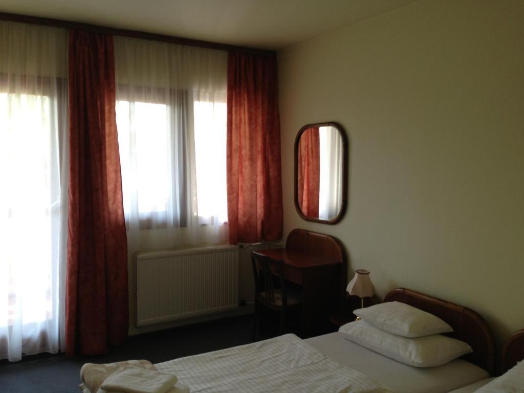 Hotel Uni Balatonfured Room photo